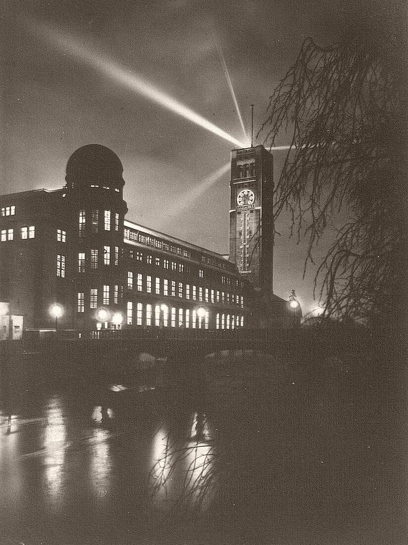 Museumsturm und Gebäude bei Nacht mit Lichteffekten in schwarz weiß.