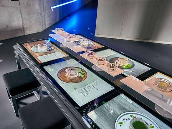 Ein Tisch mit erklärtem Essen in der Ausstellung