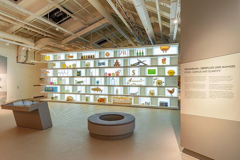 Regal mit verschiedenen Lebensmitteln in der Ausstellung Landwirtschaft und Ernährung.