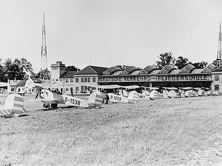Alte Fotografie der Flugwerft Schleißheim um 1930 mit Schulflugzeugen.