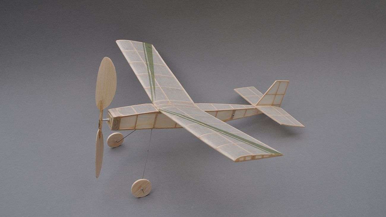 Leichtes Saalflug-Modell aus Holz und Papier