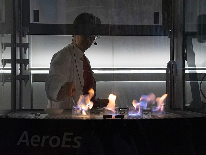 Vorführung mit Experimenten im Hörsaal Chemie, Flammen haben unterschiedliche Farben bei diesem chemischen Experiment.