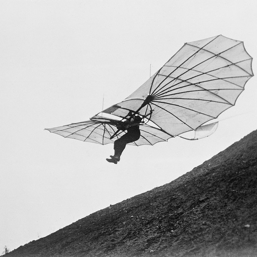 Otto Lilienthal startet mit dem Normal-Segelapparat am Fliegeberg.