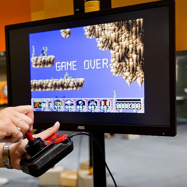 Interaktive Station Historisches Spiel Turrican in der Sonderausstellung Gameskultur im Deutschen Museum Bonn.