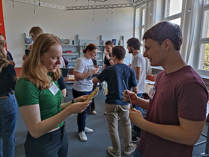 Kommunizierende junge Leute