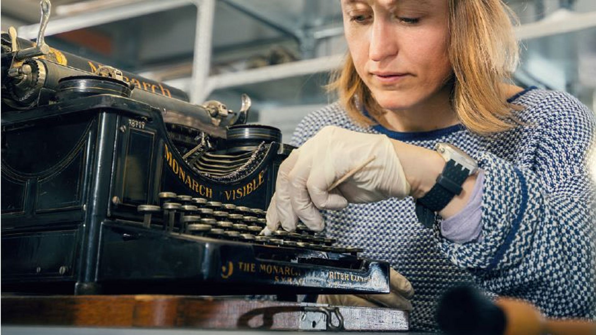 Sammlung_Reinigung_Schreibmaschine.jpg Frau reinigt eine Schreibmaschine