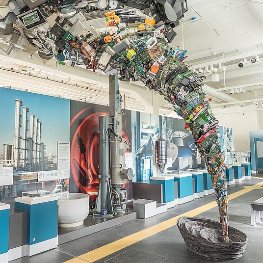 Schrotttornado aus Elektroschrott in der Ausstellung Elektronik.