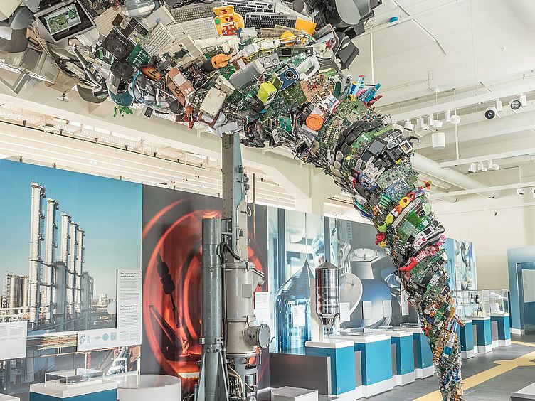 Schrotttornado aus Elektroschrott in der Ausstellung Elektronik.