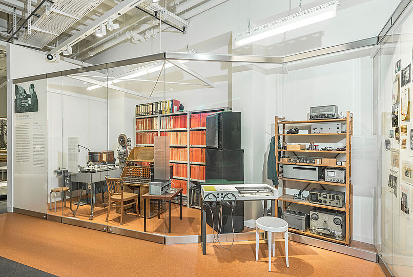 Rekonstruktion des Studios von Oskar Sala mit Trautonium in der Ausstellung Musikinstrumente.