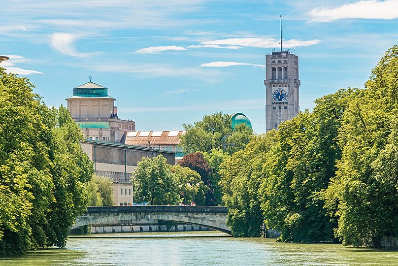 Blick von der Ludwigsbrücke auf das Deutsche Museum.