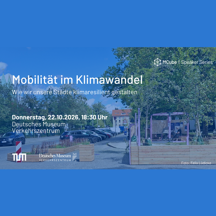 Veranstaltungsankündigung: großer Titel „Mobilität im Klimawandel“ und Untertitel „Wie wir unsere Städte klimaresilient gestalten“ über einem Foto einer begrünten Parklet‑Straßenumgestaltung mit Holzblumenkästen, Sitzstrukturen, geparkten Autos, Bäumen und Gebäuden; Veranstaltungsdaten links unten: „Donnerstag, 22.10.2026, 18:30 Uhr, Deutsches Museum Verkehrszentrum“ sowie Logos von TUM und Deutsches Museum oben rechts „MCube | Speaker Series“.