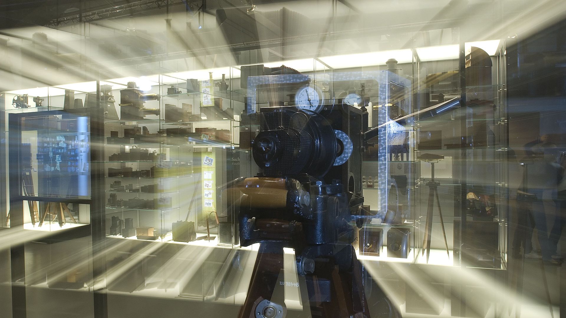 Vitrine mit verschiedenen Kameras in der Ausstellung Foto und Film.