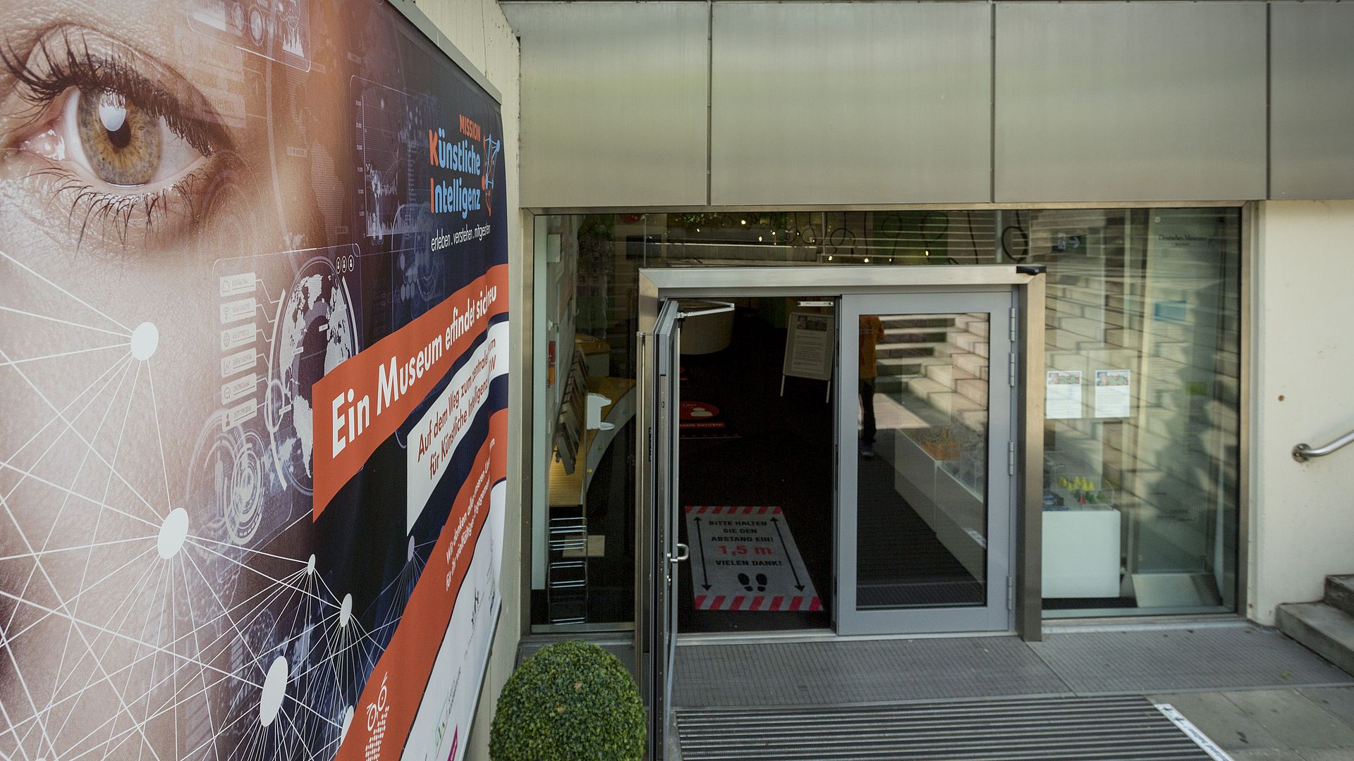 Eingang Deutsches Museum Bonn mit Banner neu Mission KI