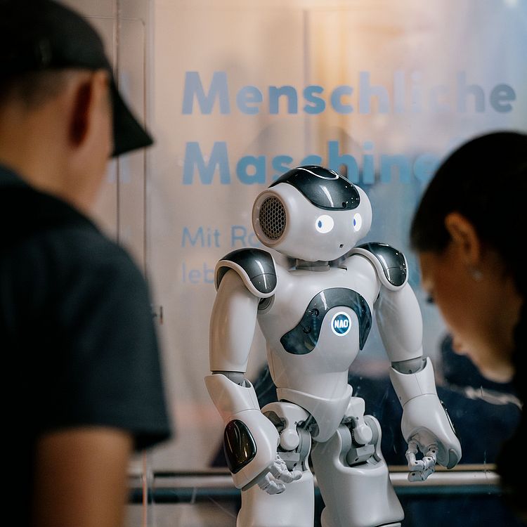 TouchTomorrow-Lab im Deutschen Museum Bonn mit Roboter NAO