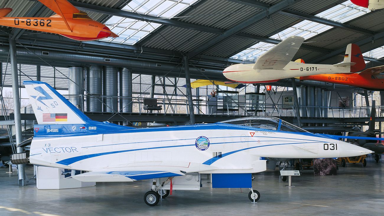 Militärflugzeug Boeing X-31 in der Flugwerft Schleißheim.