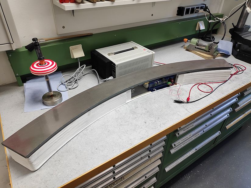 Neuer Mechanismus zum Anschlagen einer Klangplatte in den Werkstätten des Deutschen Museum.