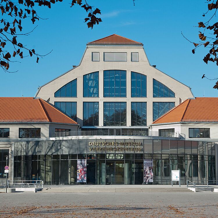Blick auf den Haupteingang, Farbfoto.