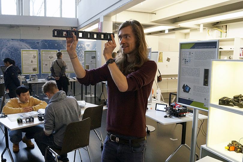 Mann blickt durch Konstruktion im Science Communication Lab