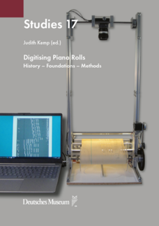 Buchcover mit Titel "Studies 17" und Untertitel "Digitising Piano Rolls – History – Foundations – Methods"; links ein Laptop mit Anzeige eines gescannten Pianorollen-Notationsbilds, rechts eine Metallrahmen-Scanvorrichtung mit Kamera oben und einer durchlaufenden gelochten Papier-Pianorolle auf einer Walze; am unteren Rand das Logo und Schriftzug "Deutsches Museum".