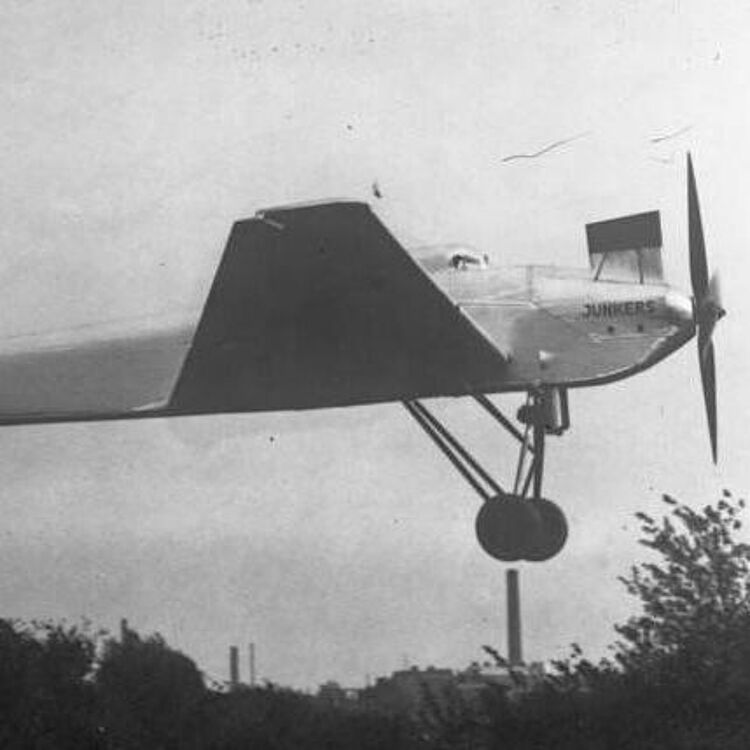 Alte schwarz-weiß Aufnahme zeigt Junkers Ju 49 in der Luft.