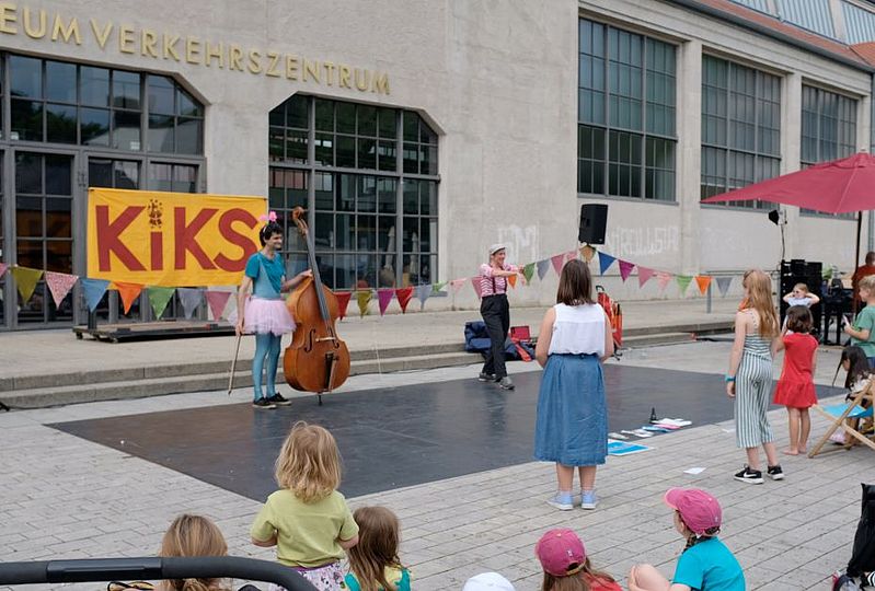 Kiks-Festival: Vorführung der Zirkel-Clowns mit Musikinstrument.
