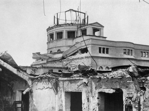 Blick auf die im zweiten Weltkrieg zerstörte Kuppel des Eingangs.