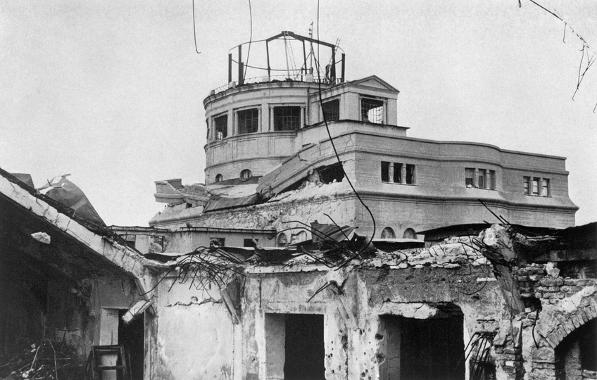 Blick auf die im zweiten Weltkrieg zerstörte Kuppel des Eingangs.