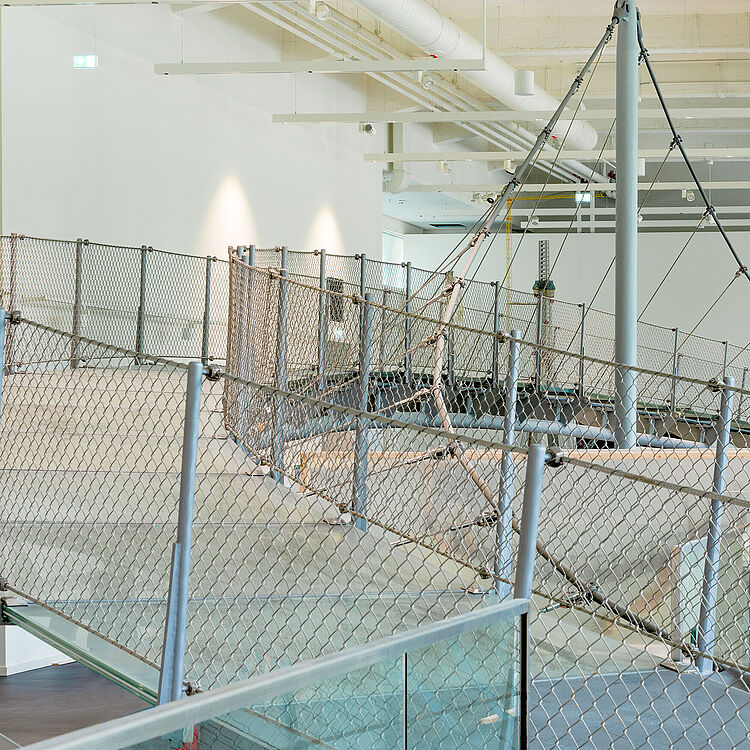 Große Brücke aus Glas in der Ausstellung.