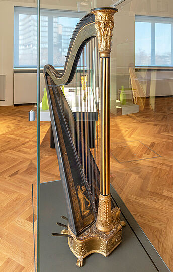 Die Doppelpedalharfe in der Ausstellung Musikinstrumente.