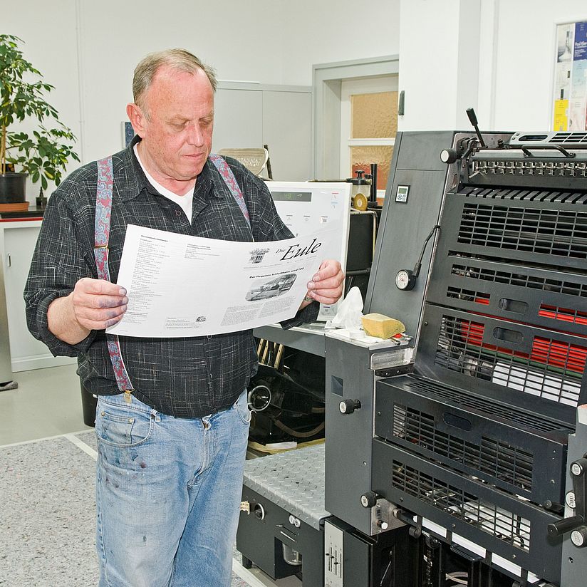 Mitarbeiter in der Druckwerkstatt.
