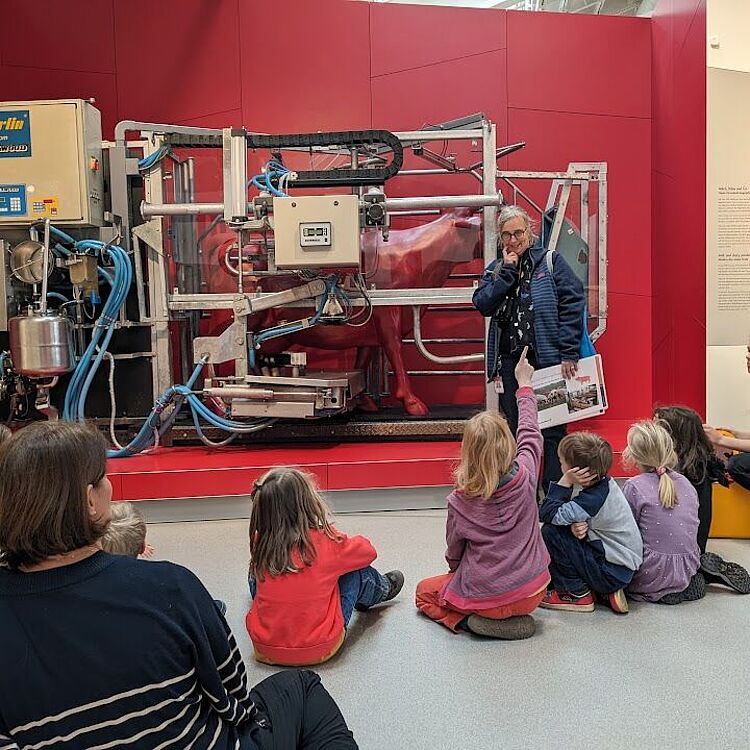 Ausstellung Landwirtschaft Handmelken Kitaprogramm