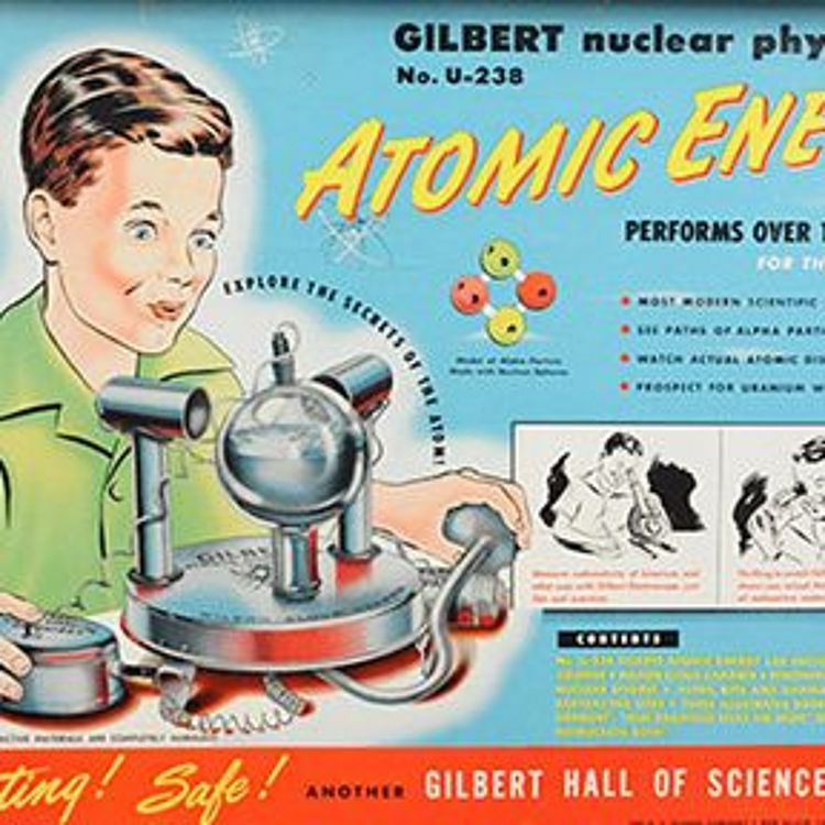 Innseite des Atomic Energy Lab Deckels. Zu sehen ist ein Junge, der begeistert mit dem Kasten experimentiert.