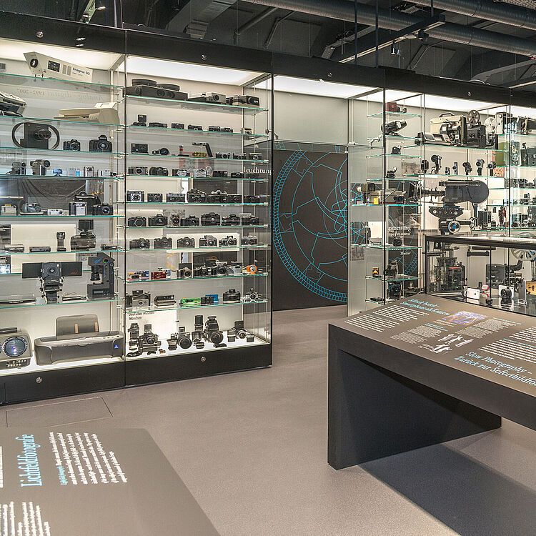 Blick in die Ausstellung Foto und Film mit Vitrine über Sofortfilmkameras.
