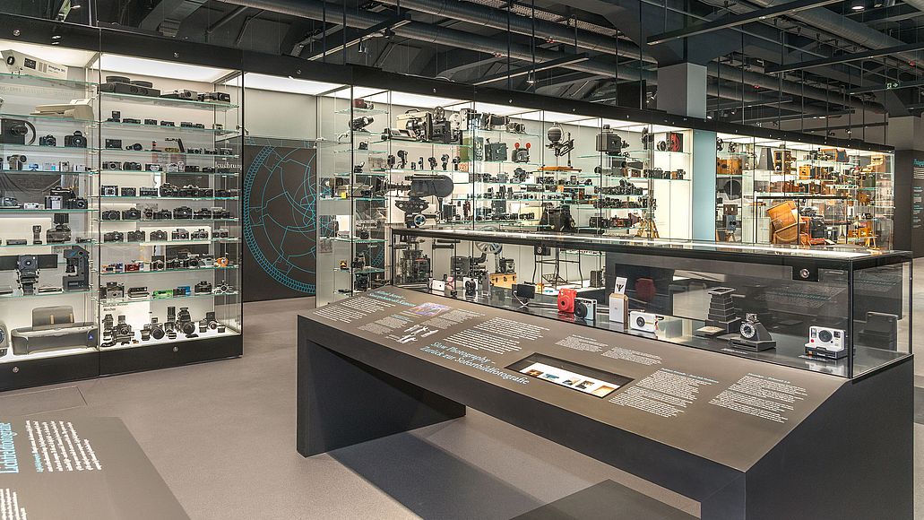 Blick in die Ausstellung Foto und Film mit Vitrine über Sofortfilmkameras.