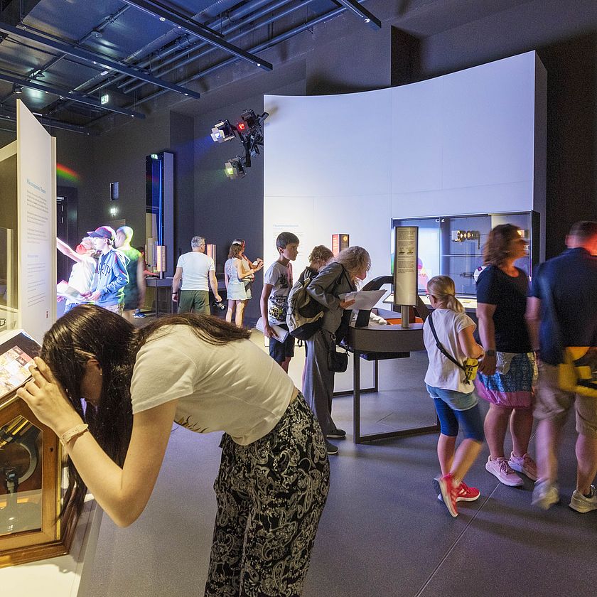 Besucher in der Ausstellung Optik