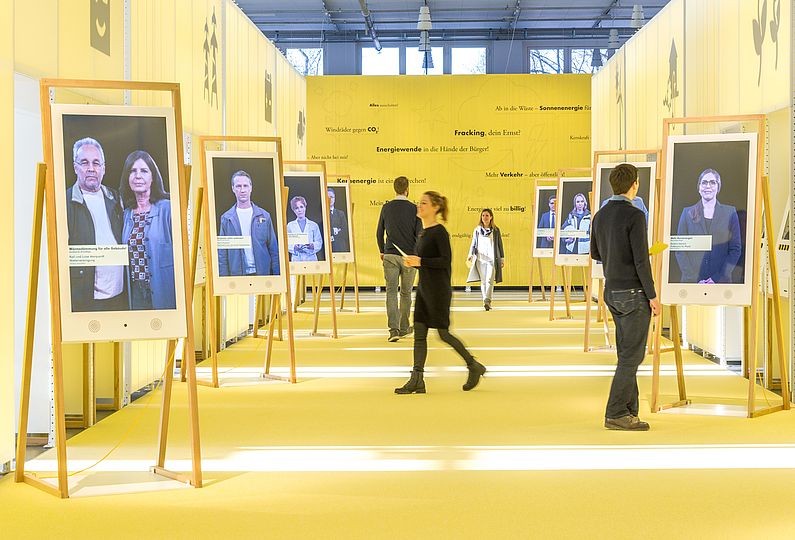 In einem breiten Gang zwischen den Themenräumen befindet sich im Zentrum der Ausstellung das „politische Parkett“, der Raum, in dem die Besucher selbst spielerisch die Energiewende gestalten.