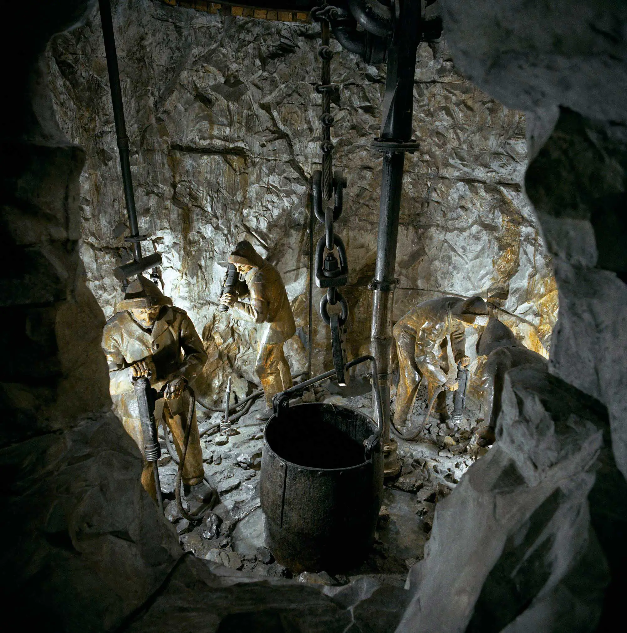 Lebensgroße Modelle zeigen die Arbeit im Bergbau unter Tage in der Ausstellung Bergwerk.