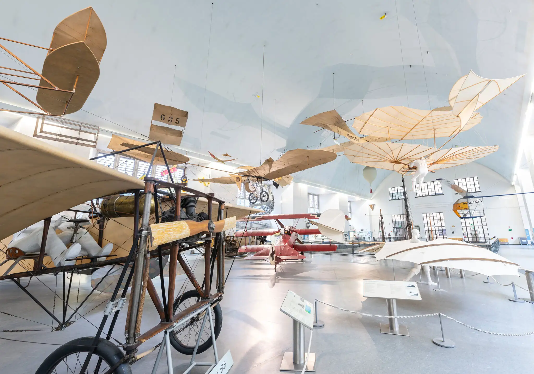 Fluggeräte und Flugzeuge in der Ausstellung Historische Luftfahrt.